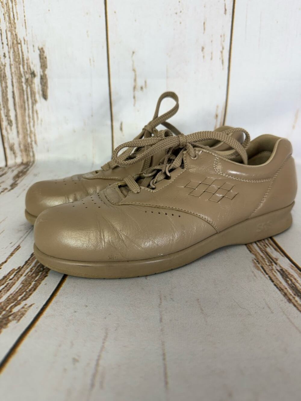 SAS Women's Tan Leather Lace-Up Comfort Flats. Size 9M. Excellent condition!